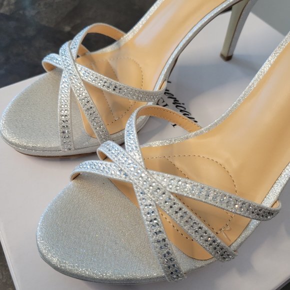 WOMENS BADGLEY MISCHKA AMERICAN GLAMOUR SILVER GLITTER HEELS - NEW WITH BOX!!! - Picture 8 of 15